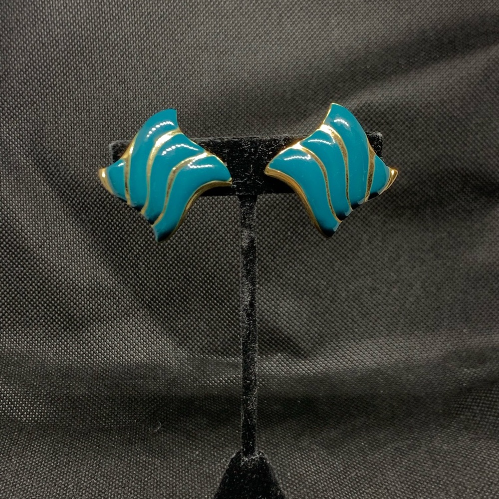 Vintage Avon teal clip on earrings